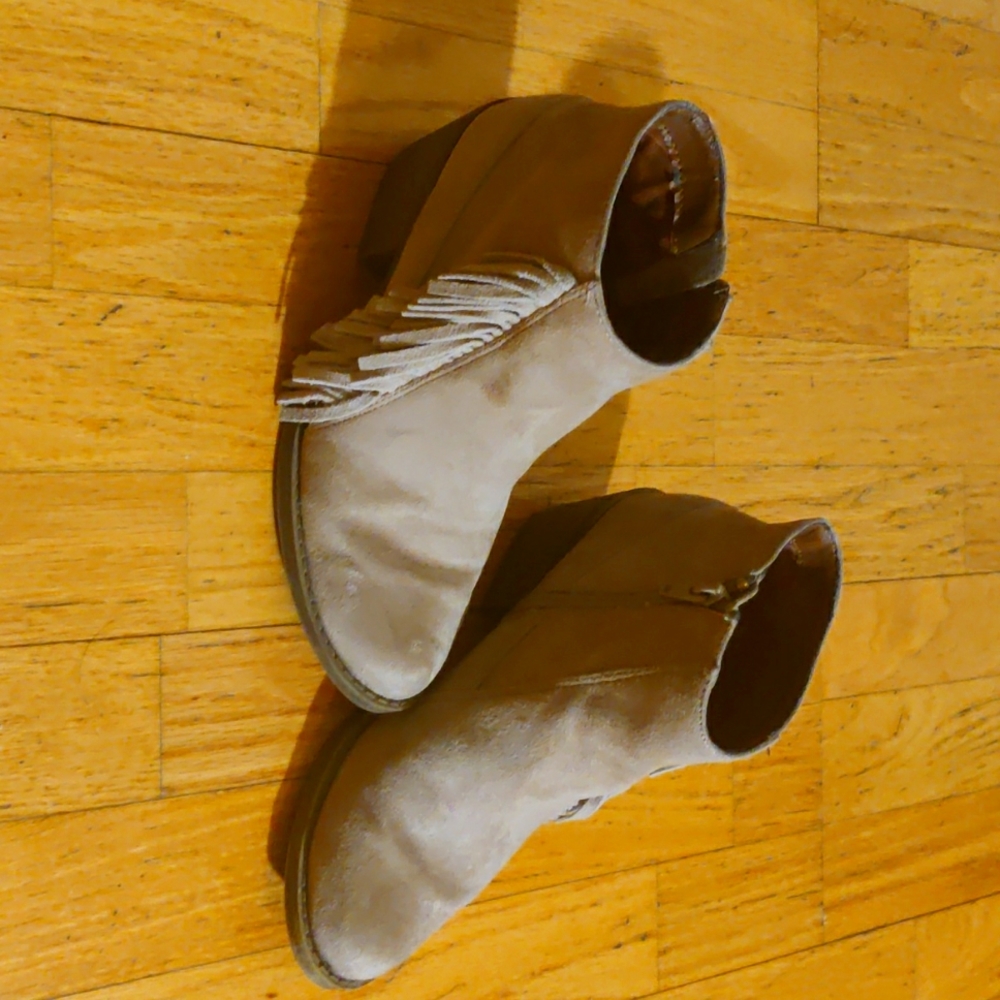 Cute booties with tassels